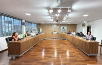Câmara Municipal realiza reunião ordinária com homenagens e aprovação de projetos importantes.