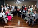 Na noite de ontem (05/12), a Câmara Municipal de Lagoa da Prata foi palco de uma emocionante Sessão Solene de Entrega do Título de Cidadania Honorária e da Medalha Ilídio Carvalho. O evento celebrou o reconhecimento de cidadãos que se destacaram por suas contribuições à comunidade.